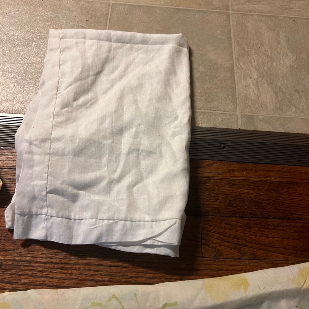 Vintage 2 top sheets and two pellow cases.